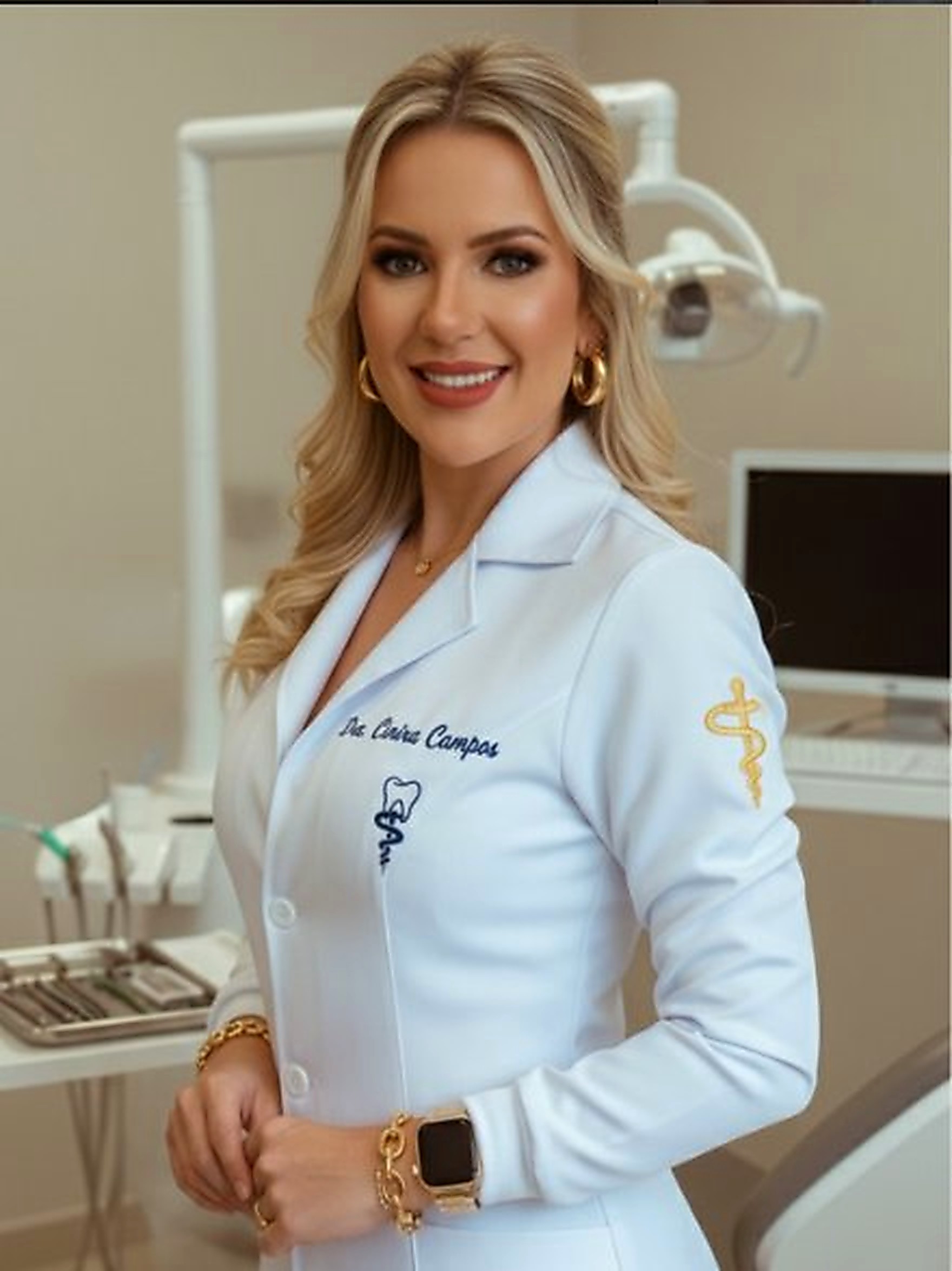 Dra. Cinira Campos, cirurgiã-dentista especialista em estética